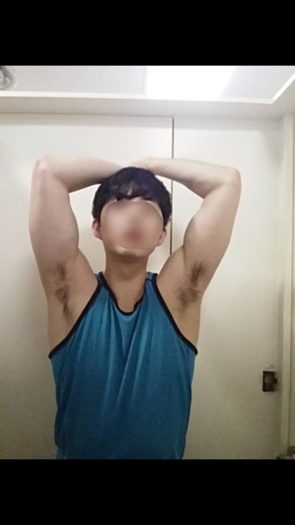 dirtyoutsidedick:  이렇게 올리면 더 자극적일려나 사실 저긴 탈의실이었지요ㅎㅎ 겨드랑이 성애자 엄청 많네요 냄새나는 내 겨드랑이 빨리고싶다..