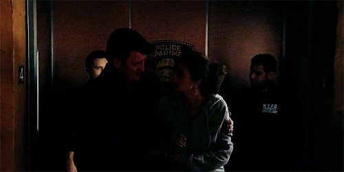 lovemesometv:kate–beckett:Requested by anonDidn’t realize he was rubbing her shoulder too. Jus
