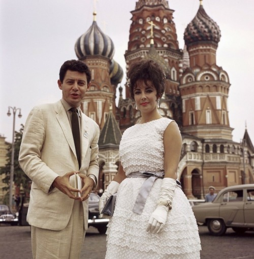 Elizabeth Taylor and Eddie Fisher in Moscow (1961). 