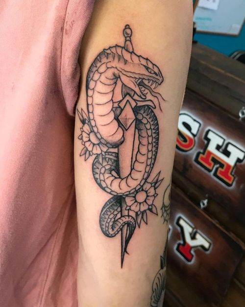 Tom Riddle's diary w/basilisk fang and Dobby's sock tattooed by Jason  Anthony (drawn by his apprentice Erin Mealing) at Golden Rule Tattoo in  Phoenix, AZ : r/tattoos