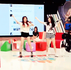 minahsday:yumin dancing to exo’s growl
