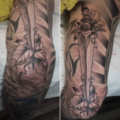 Finally got to finish up Matt’s sleeve with this ornate dagger. Getting lighting on this part 