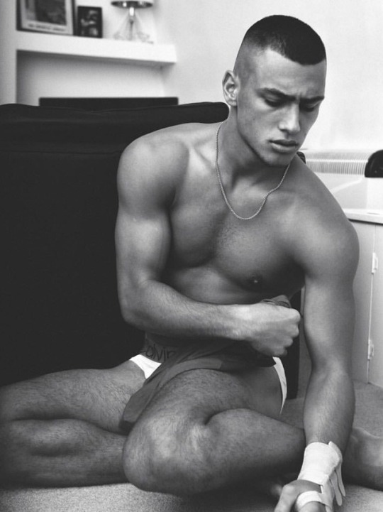 studposse:  theprodigalghost: waitin’ for his gf after team lift