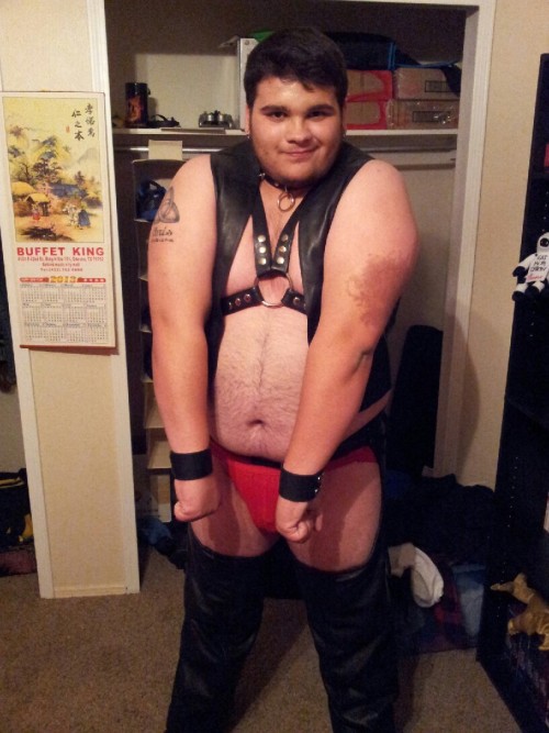 noodlesandbeef:   Thought you’d like to see this :)  — submission from happyman56  Oh my…That’s quite the outfit you have.  Oh, and you have a pic from behind too.  Well then.  Ahem!  Thank you!  Wonderful accessorizing the Dylan pose!