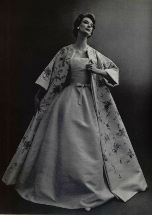 theniftyfifties: Evening wear by Christian Dior, 1956.