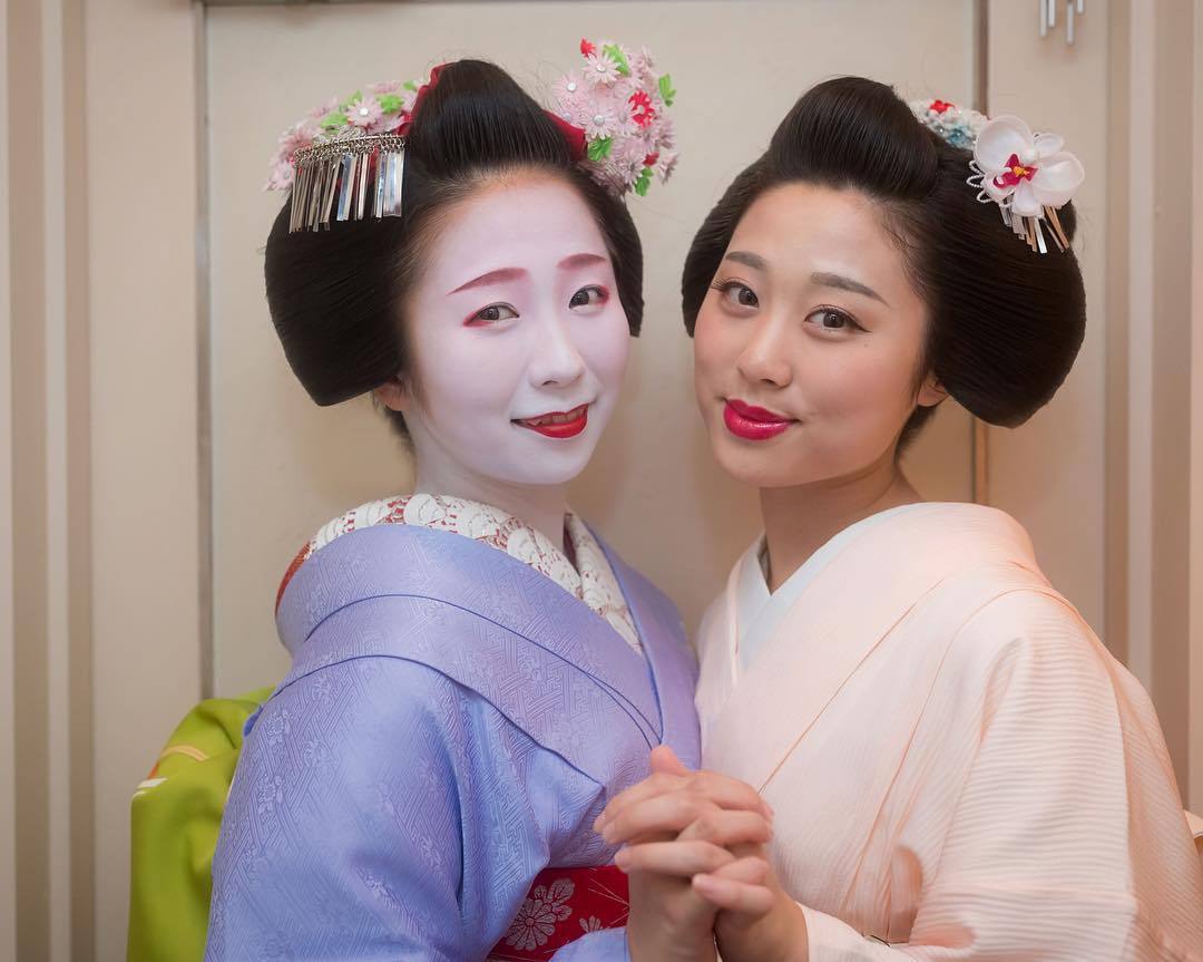 geisha-kai:  October 2017: maiko Chikaharu and Konami (notice her fab orchid kanzashi!)