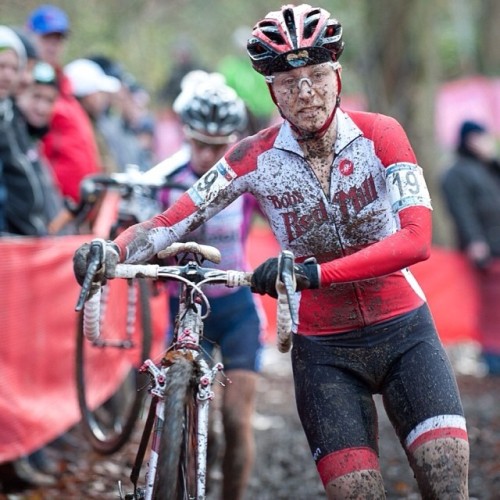 castellicycling: @meaux_marie charging through the mud in Namur. Photo via @trigirlpink