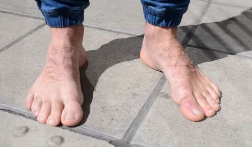 allaboutmensfeet:  m2m-footjobs:  A super hot pair of Aussie male feet, thanks to Graham H at You Tube :)   Damn, those feet would look good propped up on my shoulders.