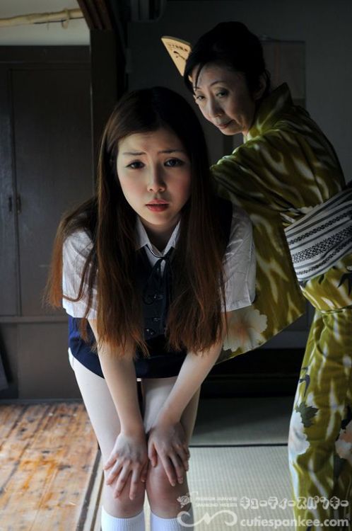 spanking-philosopher: Japaense girl, resigns herself to the cruel discipline of her old fashioned mo