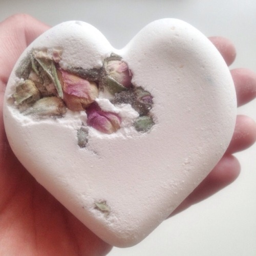 blossomalida:The tisty tosty bathbomb from Lush looks so good and smells amazing