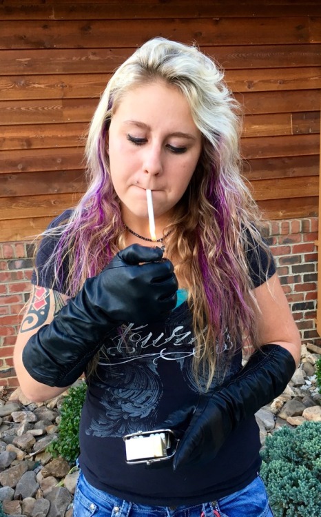 leathersmoke81: Leann - VS120 in black leather gloves & cigarette case! Gloves