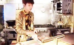 namusoos-blog:  woohyun in the kitchen 