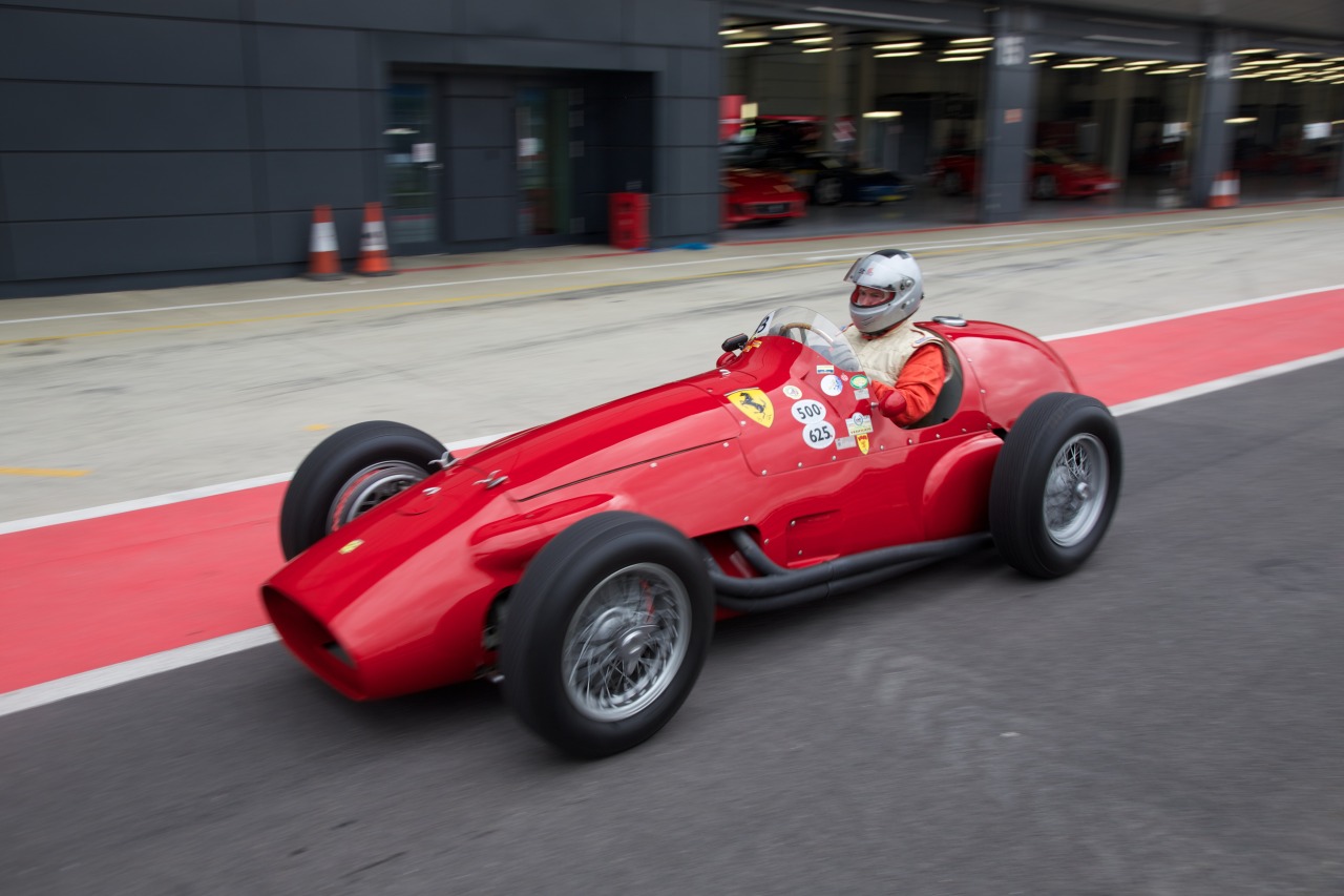 nemoi:  Ferrari Owners’ Club at Silverstone 2013 (via p_c_w)