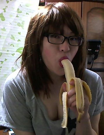 バナナを食べます　食べてるだけです（笑）