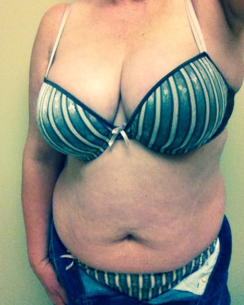 myexploring:  It’s Friday, it’s Jeans Day at work, is it a day without a top?💋
