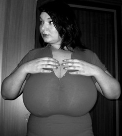 bigbooboy:  busty queen before action