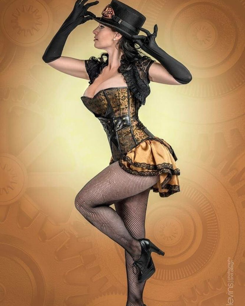 corsetsandcogs:  Cabaret 