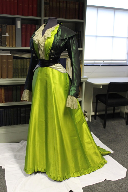 dragonsspire:fashionsfromhistory:DressHouse of Worth1907-1909Manchester City Galleries@vinceaddams w