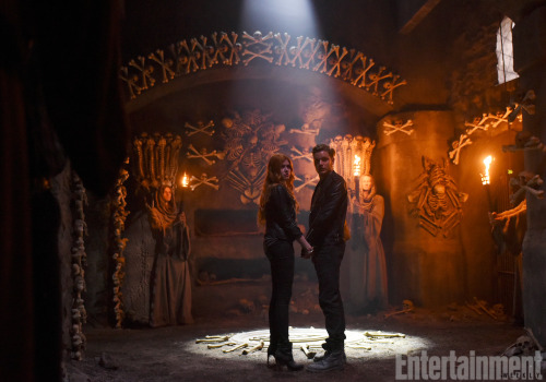 cassandraclare:nephilimdaily:First Look at ABC Family’s Shadowhunters! (x)From Entertainment Weekly.