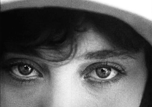 findingjobynadocumentary: Her eyes were blue, not brown. 