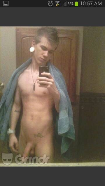 chadvic:  willwork4wood:  xxxgrindrxxx:  Follower Submission  Cutie  Hi