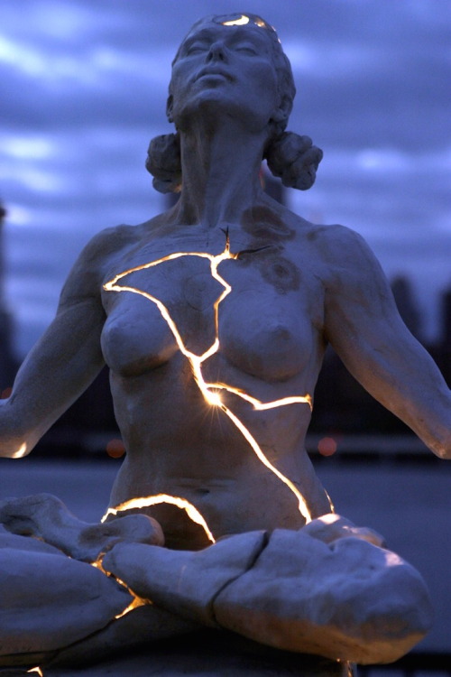 Porn photo mayahan:Stunning Cracked Light Sculpture