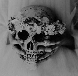 volevosoloessereamata:  dark-recesses-of-the-soul:  ☽ dark, horror, eerie, macabre ☾  (via Tumbling)