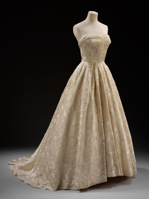 fashioninhistory:Evening DressGivenchy1955Formal evening gowns were an essential part of a society l