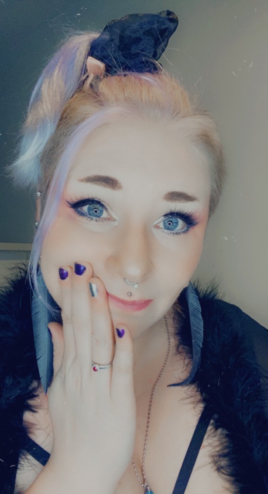 goodgirlfox:Got a cheapy ring light and mucked around on Snapchat… kinda vibing with the pink and blue hair filter tho 🤔