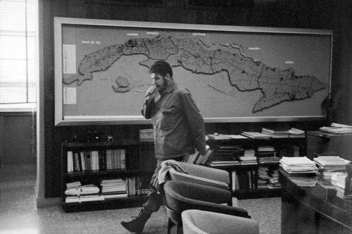 twixnmix:Che Guevara photographed by René Burri in his office, 1963.