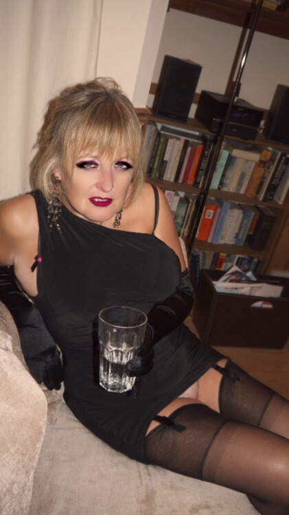 sensual50sukguy: looking irresistible babe xx