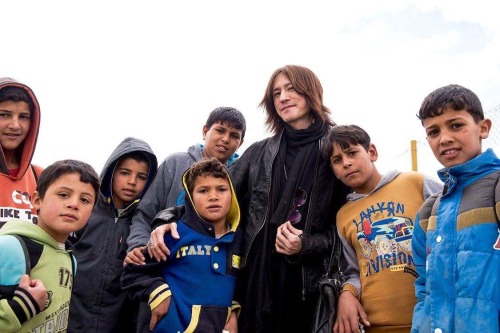 sugiaddict:Sugizo in Jordan visiting Syrian refugees (½)m.facebook.com/SUGIZOofficial/photos