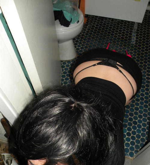 visiblethongbabes4:  Visible thong in the bathroom …