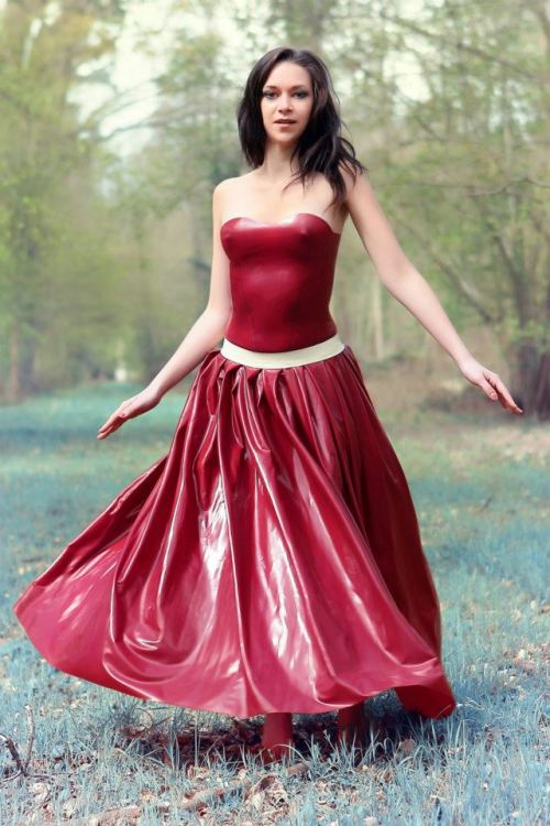 mmmm-corsets:I love a full latex skirtStrapless long loose skirt red dress.