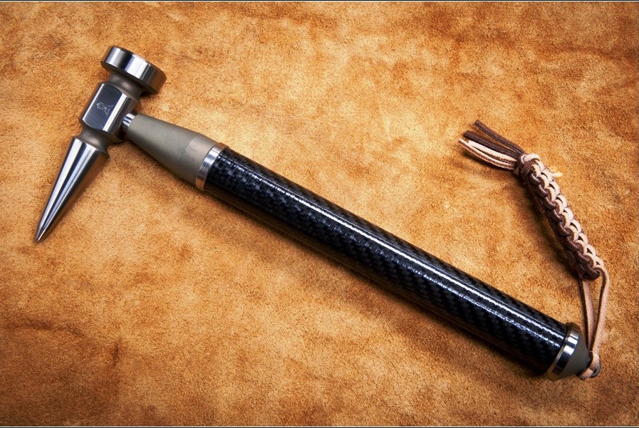 gunsknivesgear:  Marsh War Hammer. This is just a cruel-looking weapon. War hammers