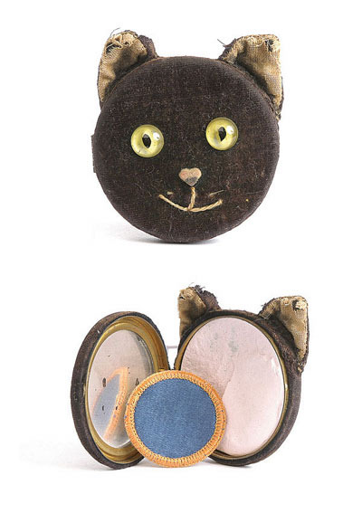 heckyeahvintagecompacts:Happy black kitty powder compact ~ Schuco, c. 1920’s. Amazing!