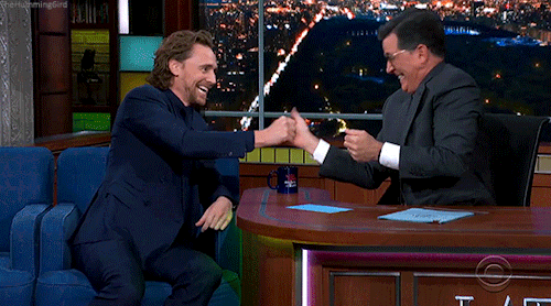 Tom Hiddleston demonstrates how to wing a fight scene when you’re on stage and you have a weapon mal