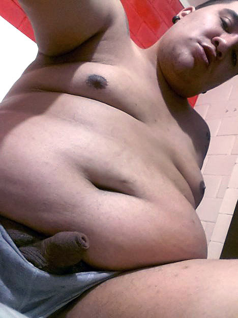 jetto02:  Anyone wanna tongue under that dick nipple? 