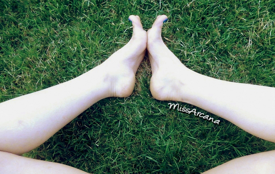 arcana-pictures:  Outdoors and dirty feets part 2!  @themissarcana​   