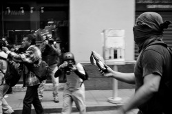 ebc-fotografo:  “Miradas de resistencia” #1SMX Más allá del simbolismo de rebeldía que tiene el “encapucharse” durante una manifestación, detrás de los rostros cubiertos existe un espíritu de hartazgo, de lucha, de decir ya basta… Independientemente