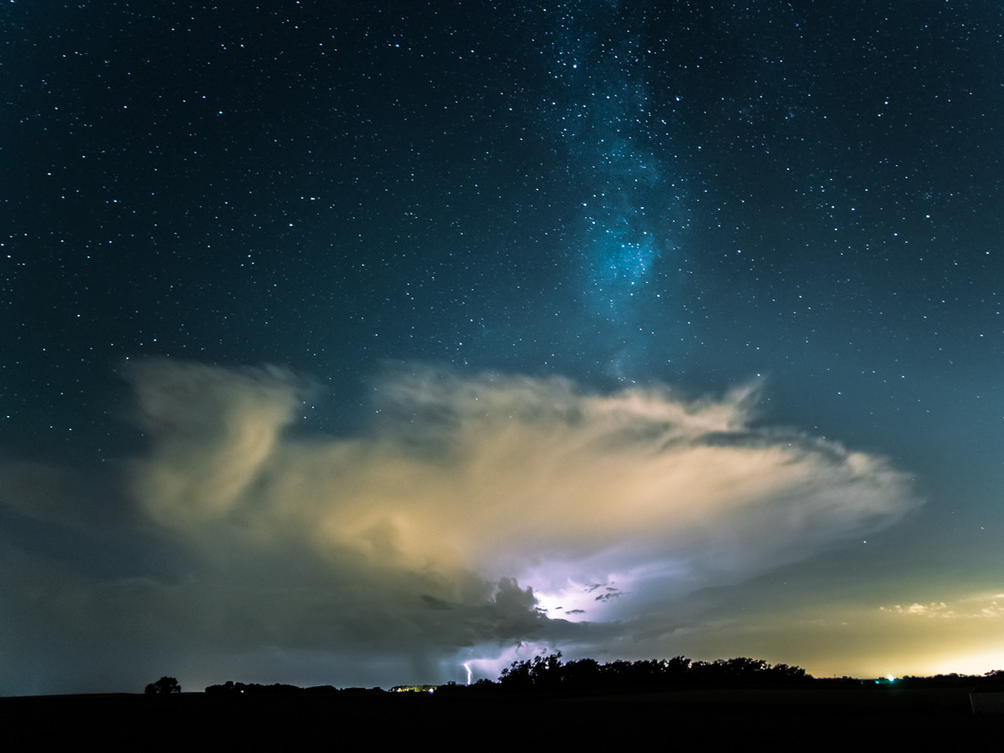 lostinintrospection:   Storm incoming below the Milky Way 