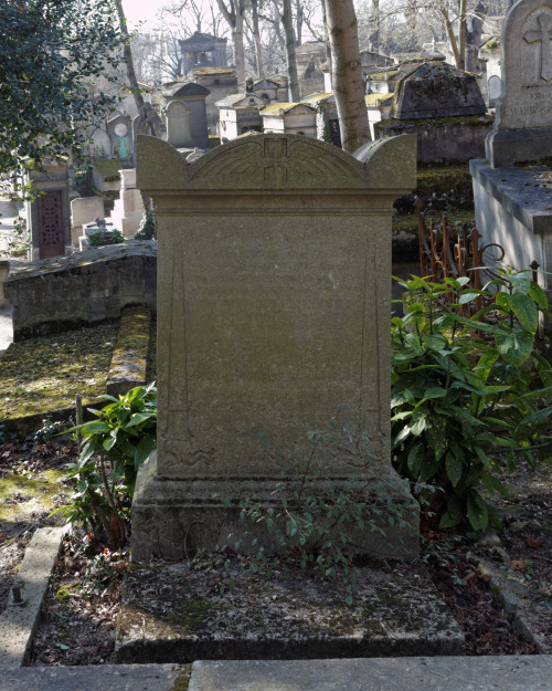 Charles-Joseph Panckoucke, l'éditeur dont le texte de la tombe s'efface, tandis que la terre penche.