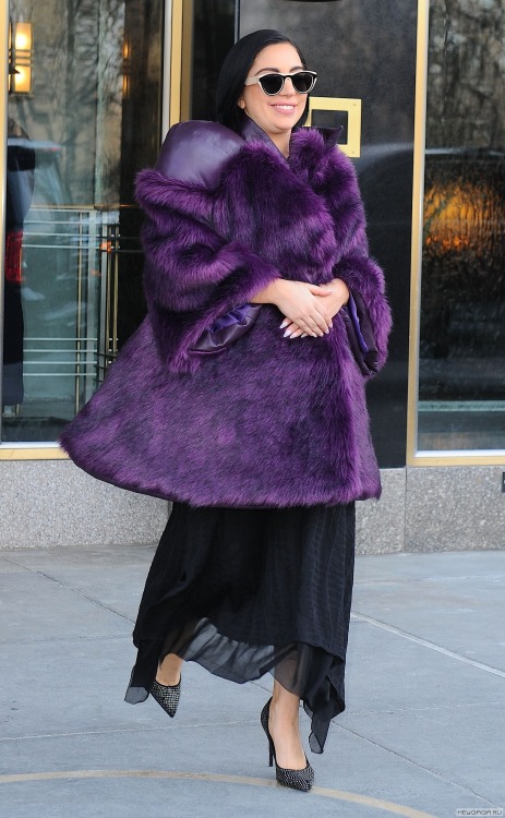 gagafanbase:  Lady Gaga leaving her apartment in NYC, 02/16.  She is hiding her left hand, so doesn’t want to show us her engagement ring yet.