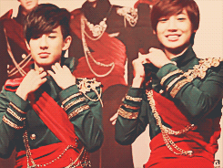mochiilover:    Boyfriend OTPs :  ↳ Minwoo looking at Kwangmin’s chest(?) 