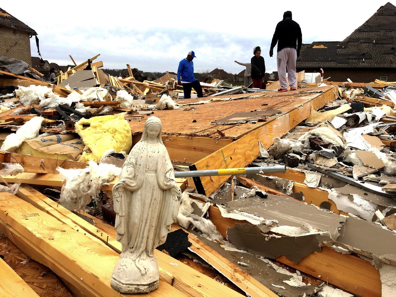 CUATRO MUERTOS POR TORMENTAS. Las fuertes tormentas eléctricas que se registraron en la parte central de Estados Unidos provocaron tornados e inundaciones que dejaron al menos cuatro personas muertas y casas arrasadas por los vientos huracanados y...