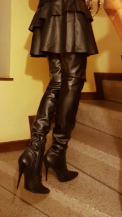I finally decided to wear my new ultra long thigh high boots yesterday evening at the restaurant. Ma