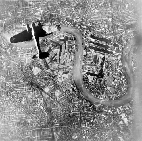 secfromdisaster:A Heinkel He111 bomber flies over central London on 7 September 1940 in this shot ta
