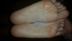 cummy-soles-feet:  Mmmm my cum on a friend’s feet