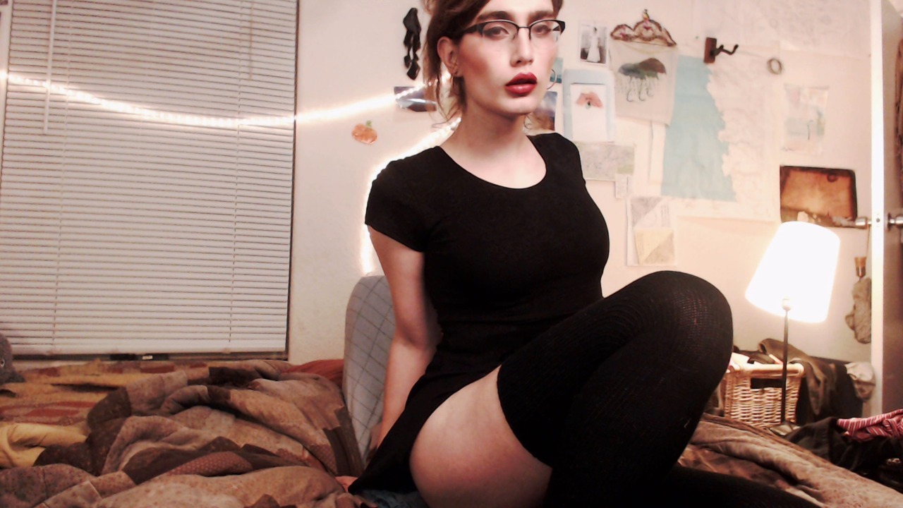 dildoshdworldclass:  Wanna lick my pussy?