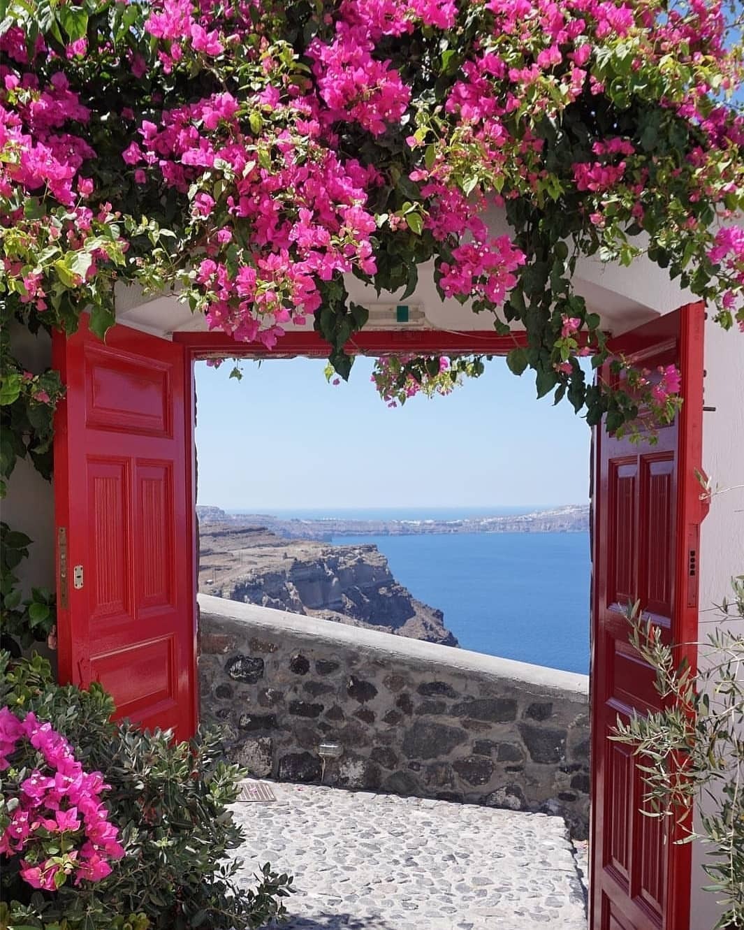 rippedjeanseyesofgreen: kcyang688:   Santorini Photo by @des_tina_tion @kings_doorsandco/instagram.com